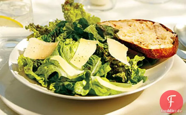 Red Leaf Caesar Salat mit gegrillten Parmesan Croutons