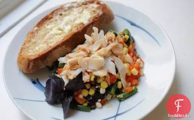 Sommer Mais und geräucherte Forelle Abendessen Salat