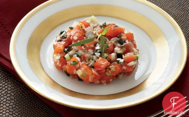 Lachsforellen-Tartar mit gepresstem Kaviar und Tomaten