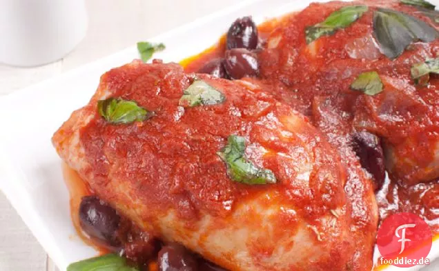Mediterranes Hähnchen mit Tomaten, Oliven und weißen Bohnen