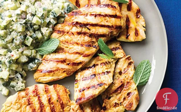Gegrilltes Joghurthähnchen mit Gurkensalat