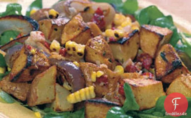 Gegrillte Kartoffeln, Mais & roter Zwiebelsalat über Rucola
