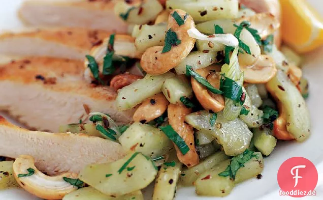 Sautéed Hähnchenbrust mit Gurkensalat