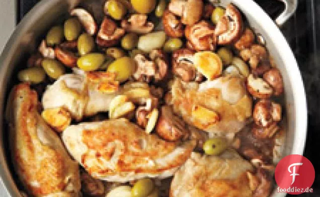Knoblauch-geschmortes Huhn mit Oliven und Pilzen