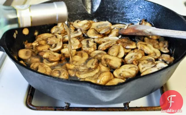 Karamellisiertes Hähnchen mit Pilzsauce und gegrilltem Kräuterbrot