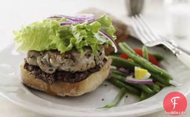 Französischer Thunfisch-Burger mit grünem Bohnensalat