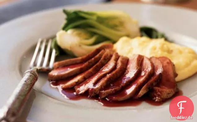 Gebratene Entenbrust mit Ingwer-Rhabarber-Sauce