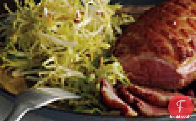 Entenbrust mit Frisée-Salat und Portwein-Vinaigrette