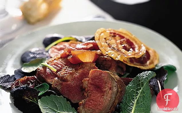 Gebratene Entenbrust mit Zwiebeln und knuspriger Pancetta