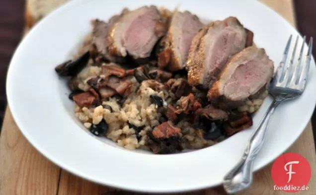 Ente mit schwarzen Oliven und schwarzem Olivenrisotto