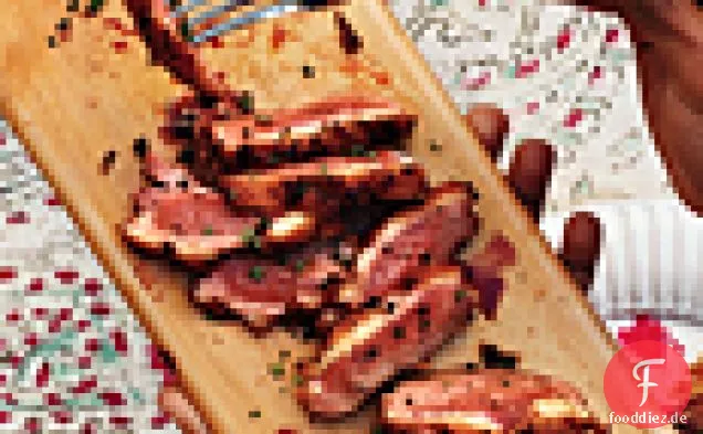 Gebratene Entenbrust mit schwarzem Pfeffer und gegrillten Pflaumen
