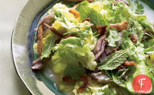 Thailändischer grüner Salat mit Entengrieben