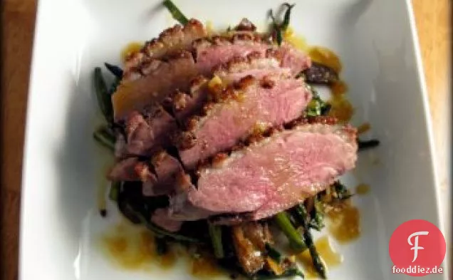 Gebratener Gemüsesalat mit knuspriger Mandarinenente