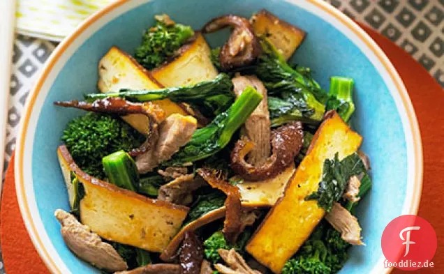 Gepresster Tofu, gebratene Ente und Broccolini-Pfanne