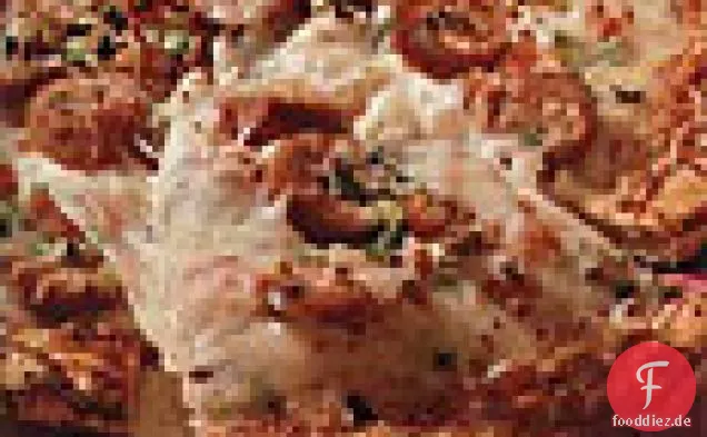 Entenwurstpizza mit Frühlingszwiebeln und Tomaten
