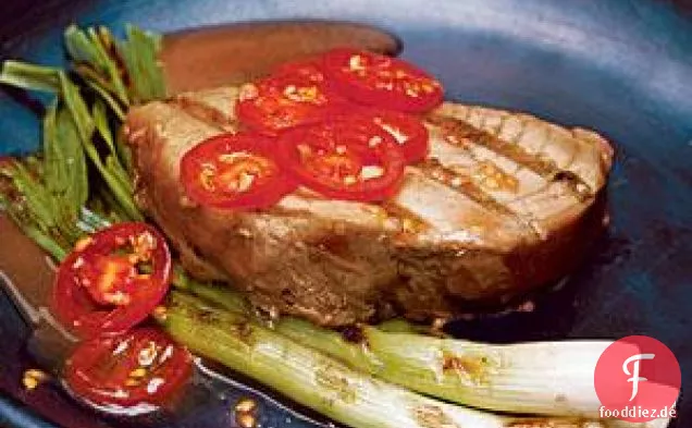 Thunfischsteaks mit gegrillten Jakobsmuscheln und Tomaten