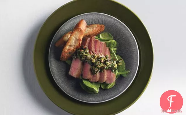 Gebratener Thunfisch mit Oliven-Tapenade-Vinaigrette und Rucola