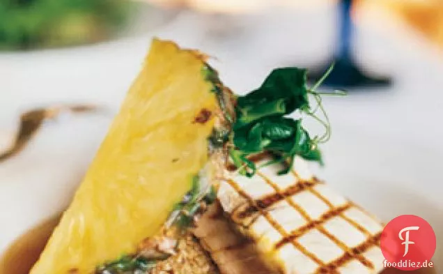 Gebratener Ahi mit braunem Reis und Ananas-Ingwer-Brühe