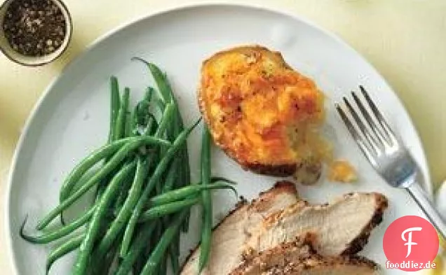 Gebratener Truthahn mit Cheddar-gefüllten Kartoffeln