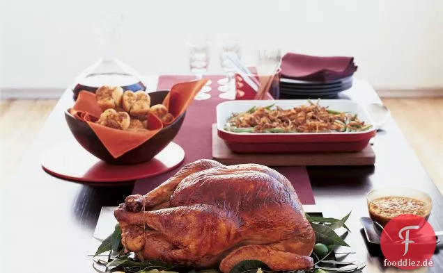 Ahornglasierter Truthahn mit Bourbon-Pekannuss-Soße