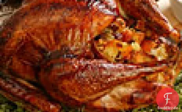 Klassischer gebratener Truthahn mit Kräuterfüllung und altmodischer Soße