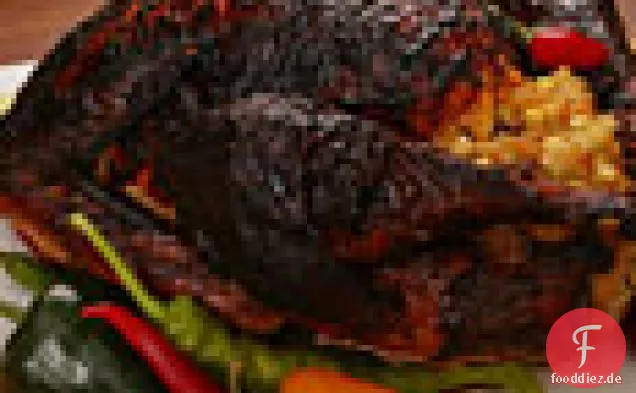 Mole-gebratener Truthahn mit Masa-Füllung und Chilisauce