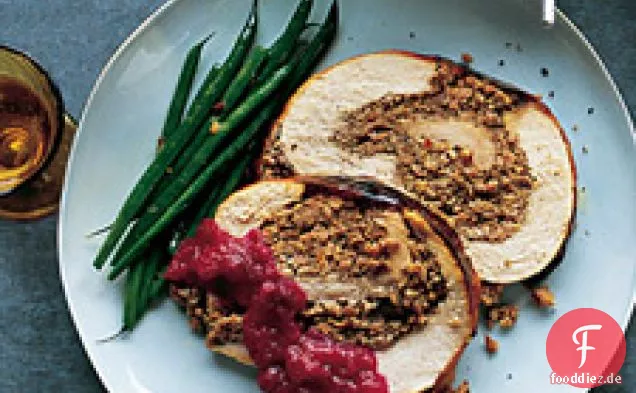Gerollte Putenbrust mit Wurst-Pekannuss-Füllung