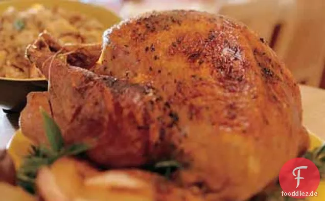 Gewürzgeriebener geräucherter Truthahn mit gerösteter Birnenfüllung und Cranberrysirup