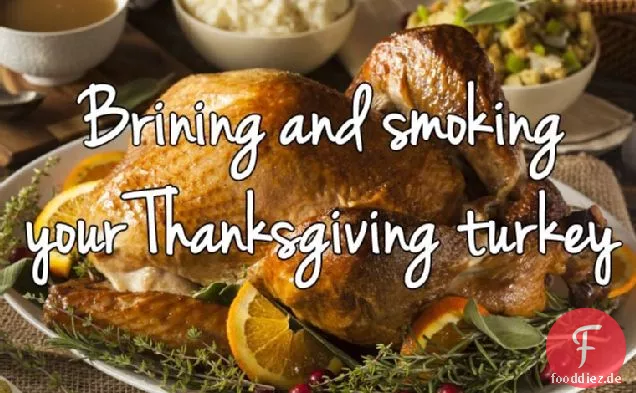 Salzen und rauchen Sie Ihren Thanksgiving-Truthahn