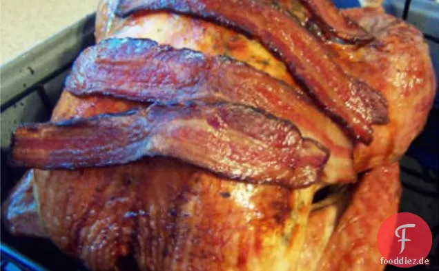 Ahorn-gebratener Truthahn mit Salbei, geräuchertem Speck und Maisbrot Stu