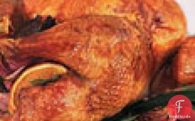 Gebratener Truthahn mit Orangen, Lorbeerblättern, roten Zwiebeln und Bratensoße