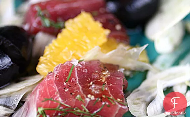 Leicht geheilter Thunfisch mit Oliven, Orange und rasiertem Fenchel