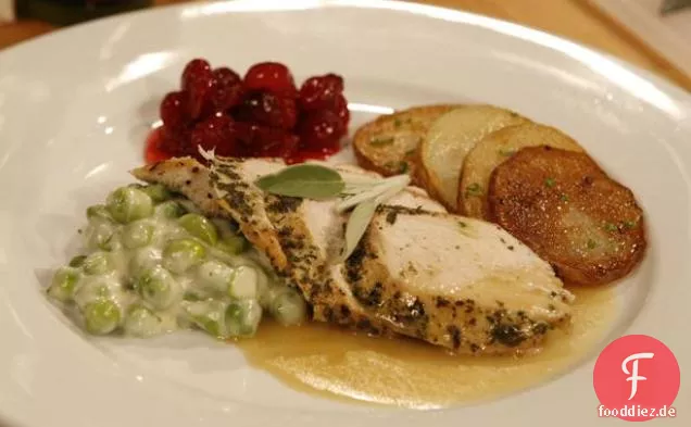 Kräuter-Putenbrust in Soße mit englischen Erbsen und Cranberry-Kompott
