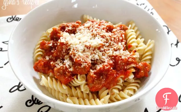 Putenwurst und Tomatensauce über Pasta