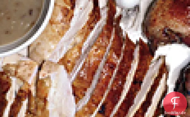 Gesalzener gebratener Truthahn mit Kräutern und Schalotte-Dijon-Soße