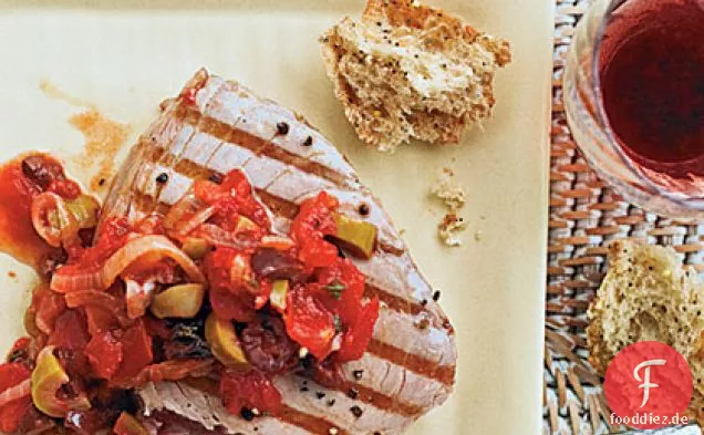 Gegrillter Thunfisch mit mediterraner Sauce