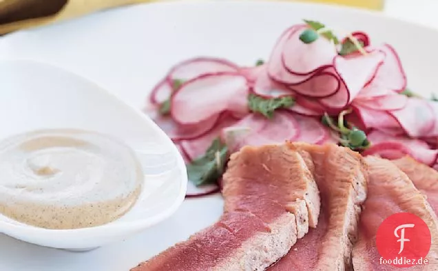 Gebratener Thunfisch mit Rettichsalat und Wasabi-Dressing