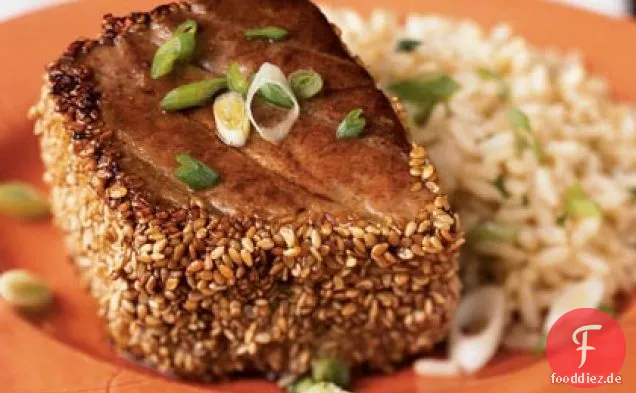 Sesam-verkrusteter Thunfisch mit Ingwer-Erdnuss-Reis