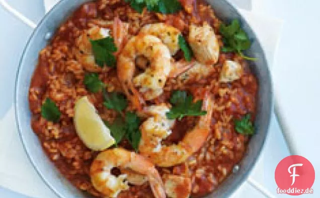 Paella mit Hühnchen, Garnelen und Tomaten