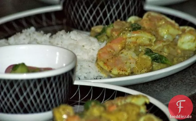 Thai-inspiriertes grünes Curry mit Ananas und Garnelen