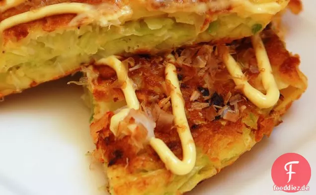 Okonomiyaki - Japanischer herzhafter Pfannkuchen