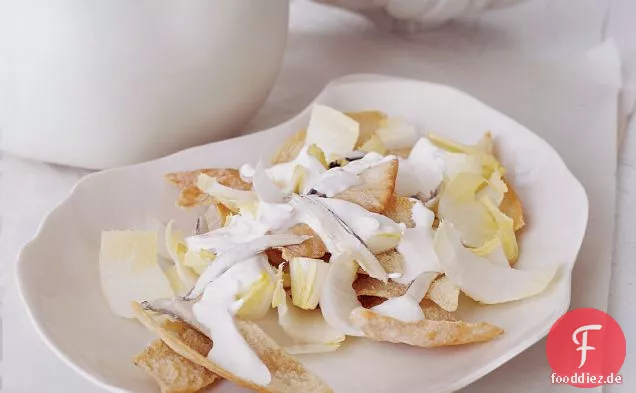 Weißer Sardellen- und knackiger Fladenbrotsalat