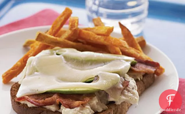 Offene Avocado-Speck-Thunfisch-Schmelze