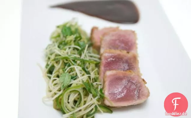 Reis Krispiesandtrade; Thunfisch mit Gurkensalat und Hoisin-Limettensauce