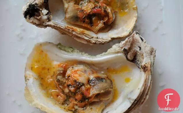 Gegrillte (oder gegrillte) Austern mit einer Sriracha-Limettenbutter