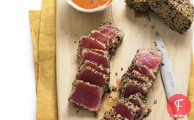 Sesam gebratener Thunfisch mit Ingwer-Karotten-Dip-Sauce