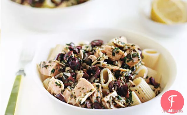 Pasta mit Thunfisch und schwarzer Oliven-Vinaigrette