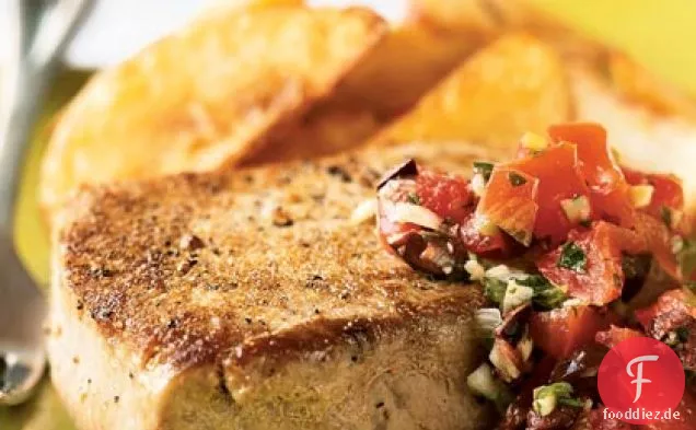 Gebratene mediterrane Thunfischsteaks