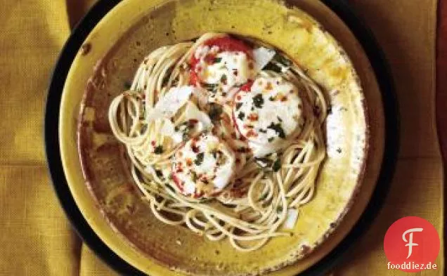 Basilikum Spaghetti mit käsig gebratenen Tomaten