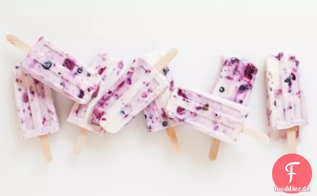 Gebratene Beeren und Honig Joghurt Eis am Stiel